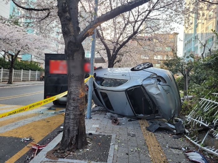 부산서 70대 여성이 몰던 ‘벤츠’ 인도로 돌진... 3명 중경상, 1명 ‘심정지’