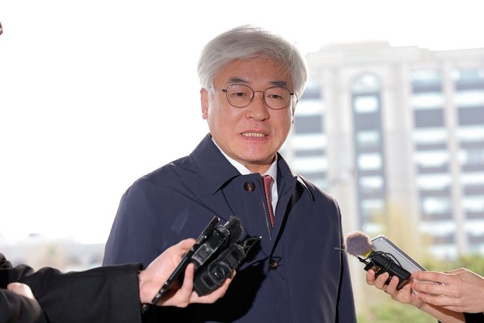 오늘 첫 출근한 마은혁 신임 헌법재판관... 각오 물어봤더니