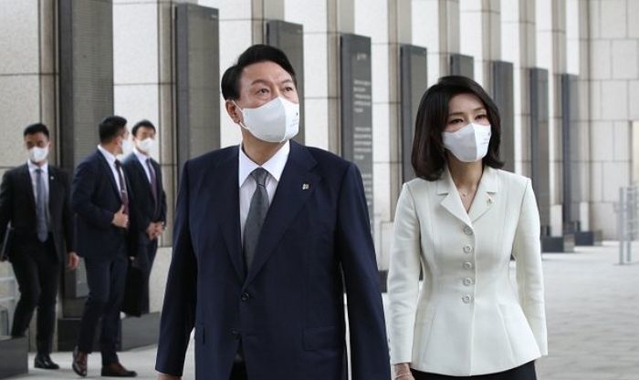 김건희 면박에도 그저 웃기만... 윤석열 전 대변인 “尹에게 여사는 사랑 이상의 감정”