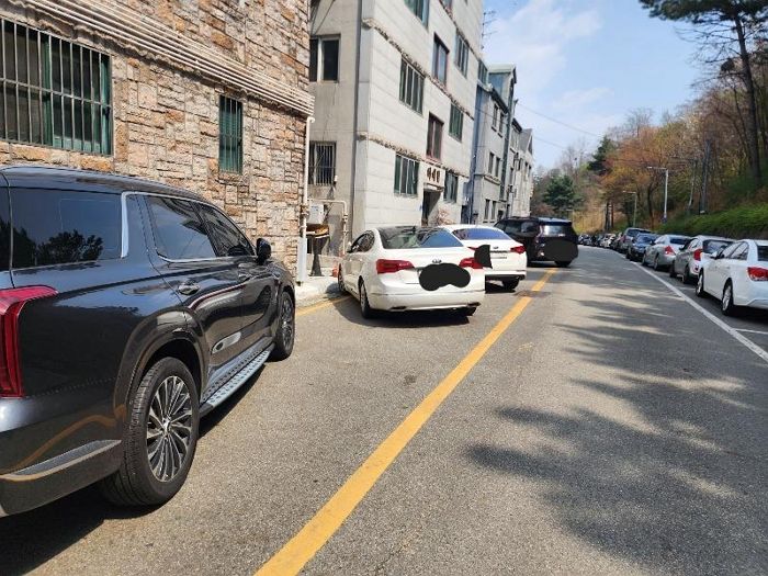 차선 하나를 통째 ‘주차장’으로 쓰는 대전 서구 빌라 주민들