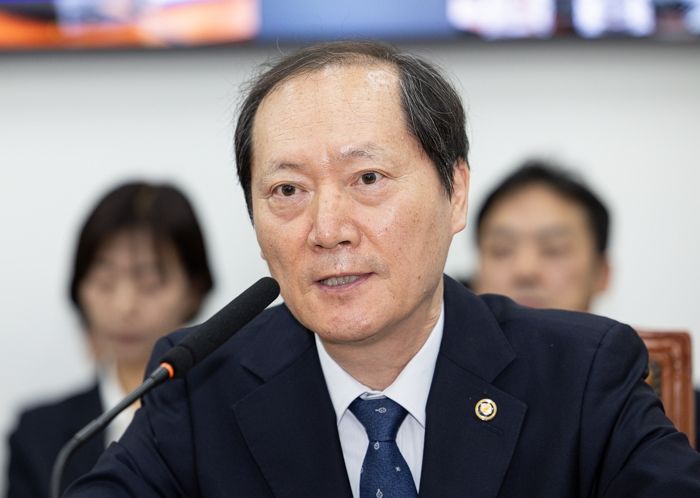 ‘윤석열 40년지기’ 이완규, ‘안가회동’ 경찰 수사받아... “알 바 아냐” 위압적 태도