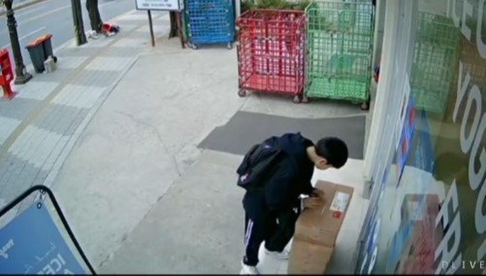“사탕주셔서 감사드려요”... 가게 앞 박스 날라준 중학생