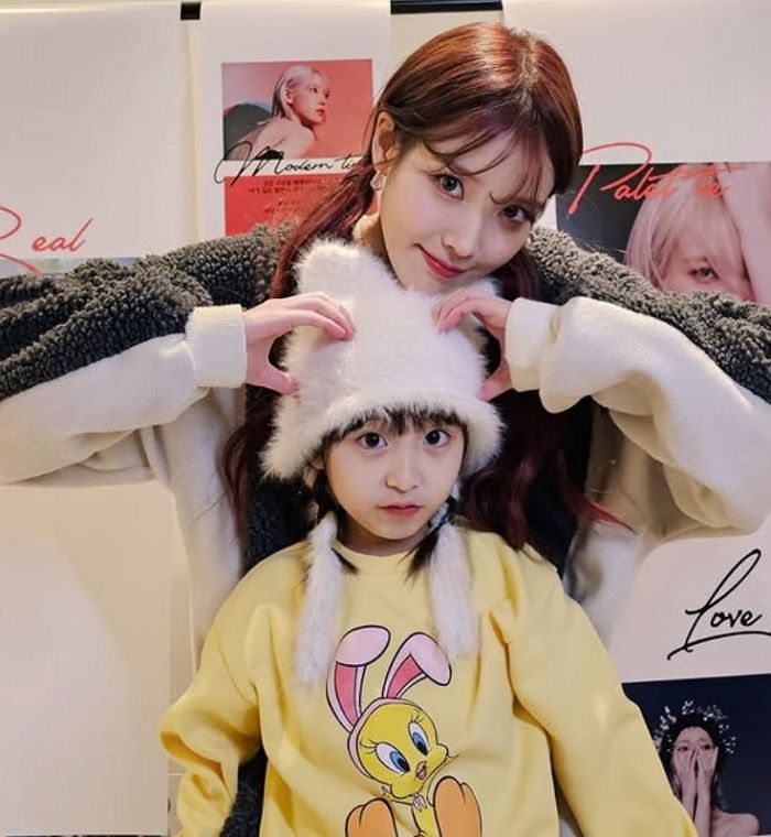 아이유, ‘팬클럽’ 유애나였던 ‘폭싹 속았수다’ 속 어린 금명 콘서트에 초대했다