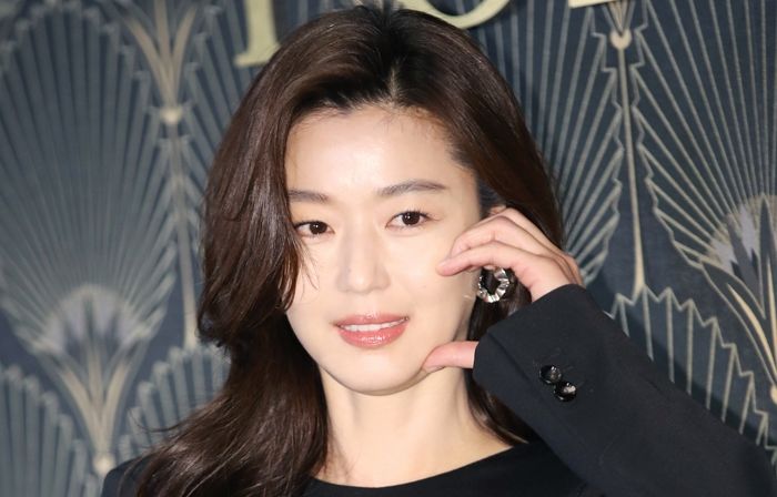 “전지현이 아침마다 ‘5분만’ 한다는 이 습관... 피부과 의사들도 놀랐다”