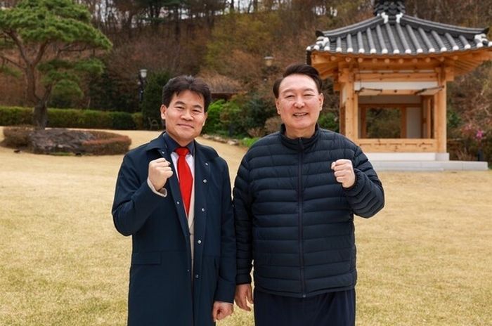 尹, 한남동 관저에 전한길 초청... 손 꼭 붙잡고 전한 말