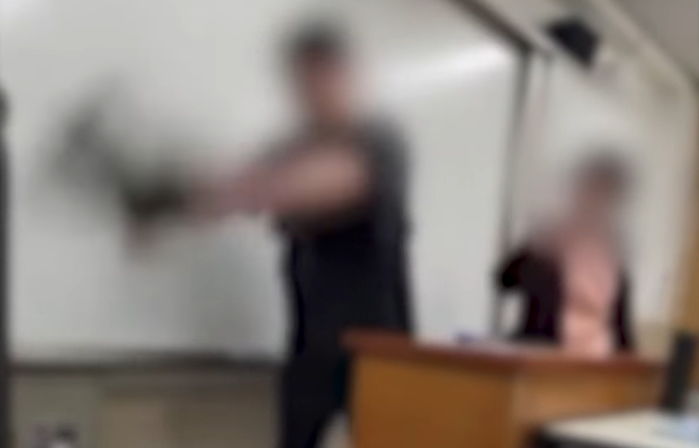 수업 중 게임 못하게 하자 여교사 얼굴 가격한 남학생... 고3 교실서 발생한 충격 사건