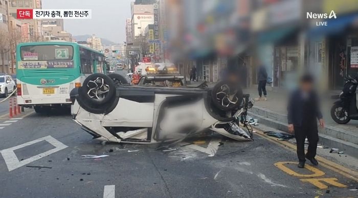 전기택시, 인도로 돌진해 전신주 충돌 후 뒤집혀... 택시 기사 “급발진 탓” 주장 (영상)