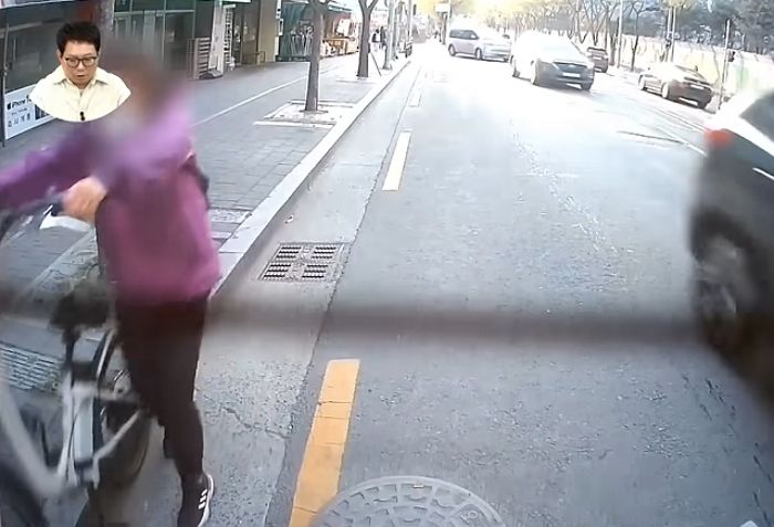 자전거 끌고 가다 자동차 들이받은 할머니... 연락처 묻는 차주에 ‘가짜 번호’ 남기고 줄행랑 (영상)