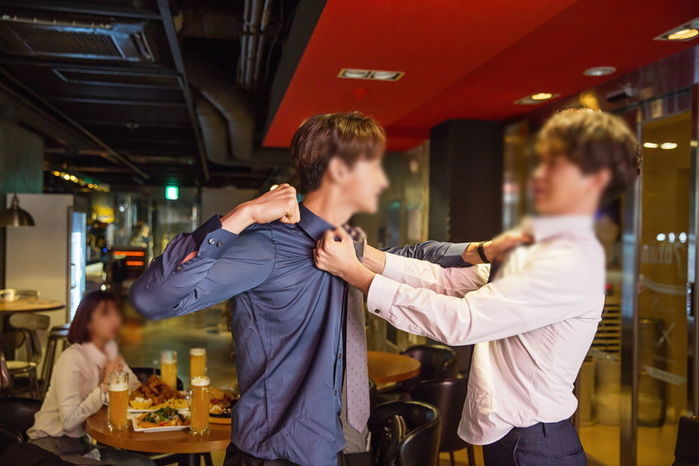 술집 주인이‘ ’진상 처리‘ 부탁하자 달려가 마구 폭행한 조폭들