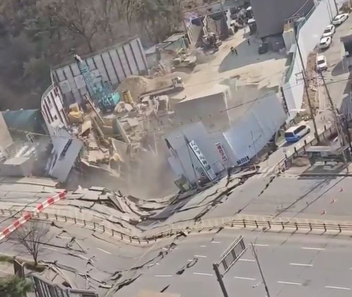 순식간에 무너져 내려... 광명 신안산선 공사 현장 붕괴 ‘영상 포착’