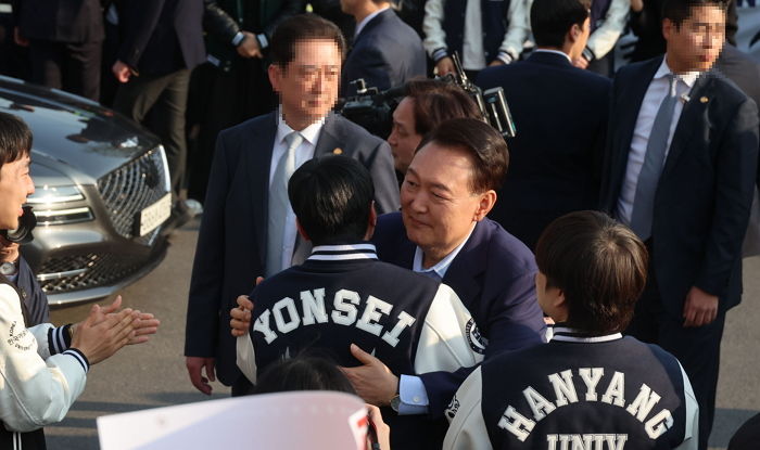 윤석열, 관저 떠나며 ‘과잠’ 입은 청년들과 포옹... 대통령실 요청 받은 대학생들