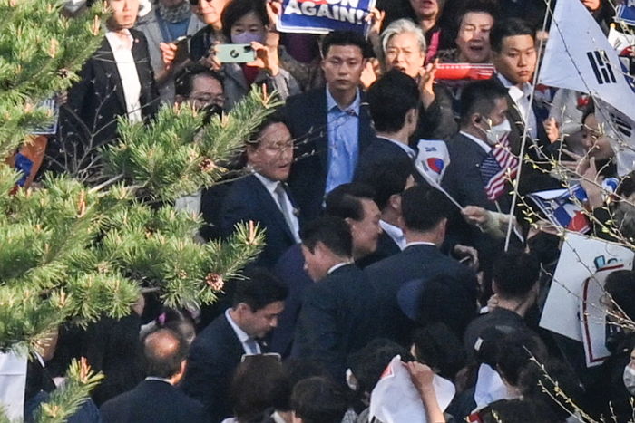 “윤 어게인” 외치는 지지자들, 자택 복귀한 윤석열 열렬히 환영