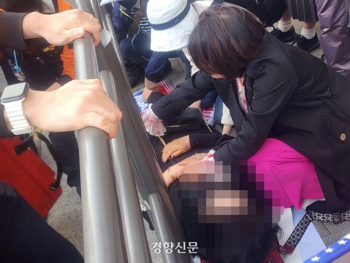 “이건 아니잖아”... 尹 퇴거에 눈물 흘리더니 실신해 쓰러진 지지자
