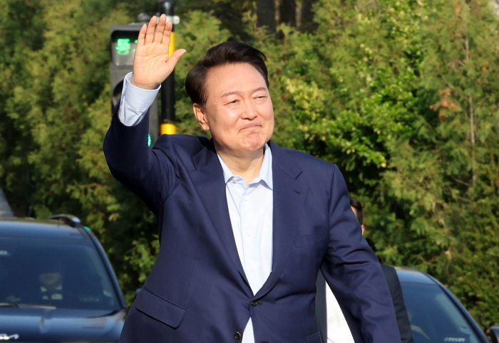 윤석열 전 대통령 “다 이기고 돌아와... 어차피 5년이나 3년이나” 발언