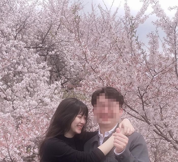 ‘이혼 5년차’ 구혜선, 남성과 껴안고 찍은 사진 공개... 활짝 웃고 있다