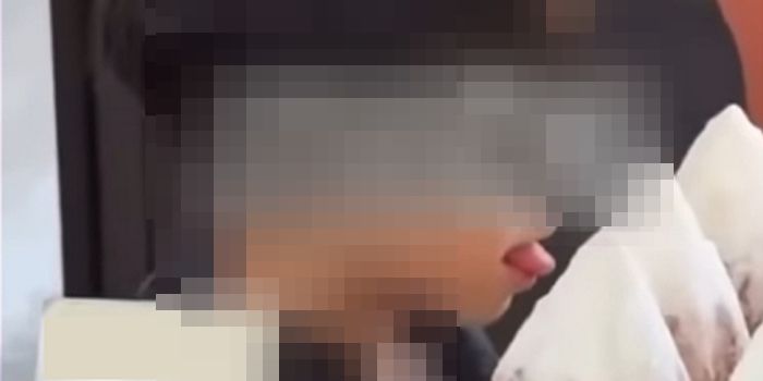 빵집에 진열된 빵 ‘혓바닥’ 슬쩍 내밀어 맛 본 아이... ‘위생’ 논란 터졌다