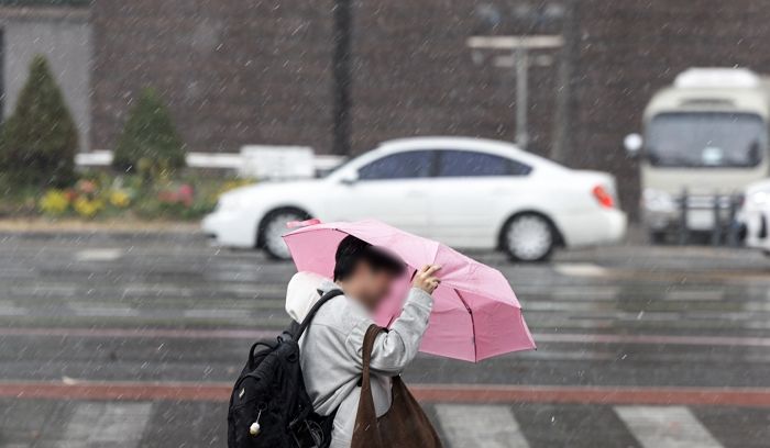 분명 봄이라 했는데... 내일(15일), 새벽까지 눈·비 내린다