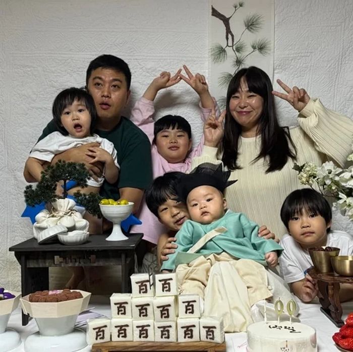 다섯째 아들 백일사진 공개한 ‘다둥이 맘’ 정주리... “다같이 찍기 어려워, 70장 찍어 겨우 건졌다”