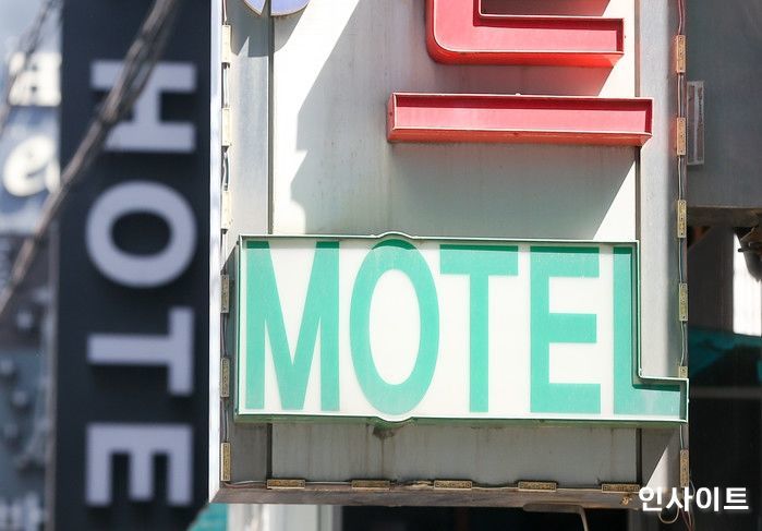 “차 빼 달라고 했더니”... 모텔 종업원 얼굴에 5만원권 던진 30대 남성 ‘이런 처벌’ 받는다
