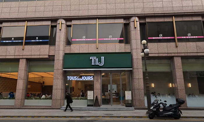 9,900원에 마음껏 먹을 수 있다는 뚜레쥬르 빵 뷔페... ‘한입충’ 때문에 엉망됐다