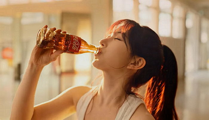 뉴진스 모델이던 ‘코카-콜라’, 오늘(14일) 엔믹스 해원 주인공으로 한 새 광고 깜짝 공개