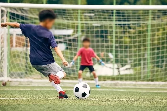 새로 맞춘 안경 쓰고 축구하다 공에 얼굴 맞은 아들... 부모는 안경가게 찾아가 치료비 요구