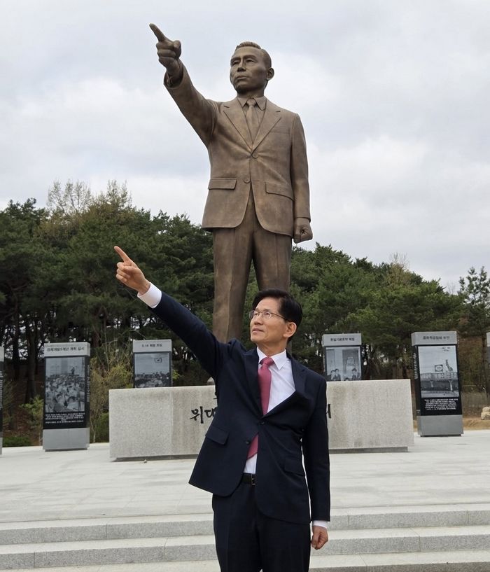 박정희 동상 앞 ‘같은 포즈’ 취한 김문수... 사람들 반응 터졌다