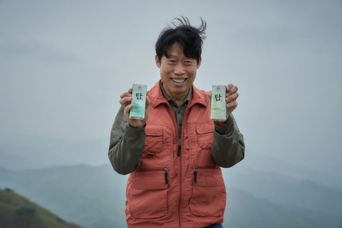 “소주 광고인 줄”... 소주에 인생 건 주류회사 임원으로 변신한 ‘국민배우’ 유해진 스틸