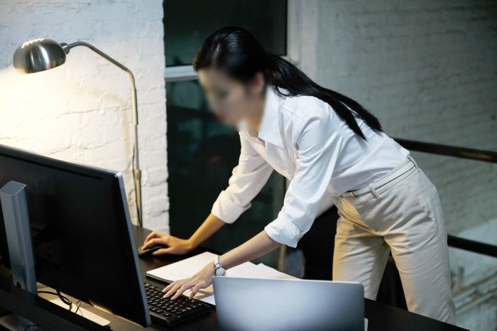 한달 여섯번 1분 일찍 퇴근한 여직원 자른 회사... 제대로 ‘철퇴’ 맞았다