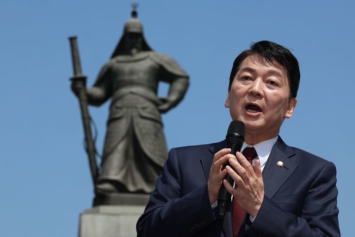 ‘한국형 챗GPT’ 무료 배포한다는 이재명... 벤처스타트업 대부 안철수가 보인 반응
