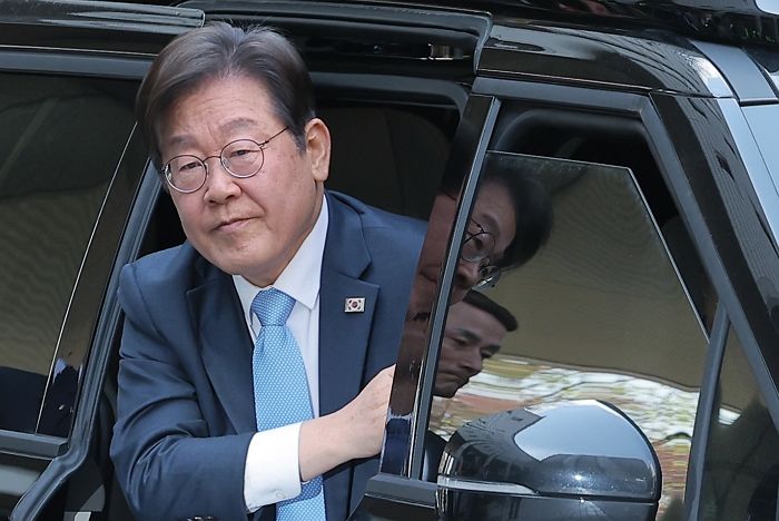 ‘대선 출마’ 선언 뒤 첫 재판 출석한 이재명... 취재진 앞에서 보인 반응은