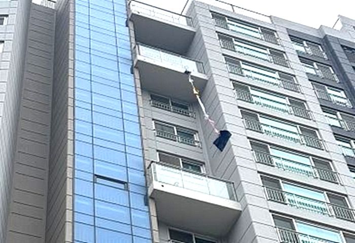 베란다에 ‘옷 엮은 줄’이 대롱대롱... 18시간 고립된 70대 할머니 구한 경찰의 눈썰미
