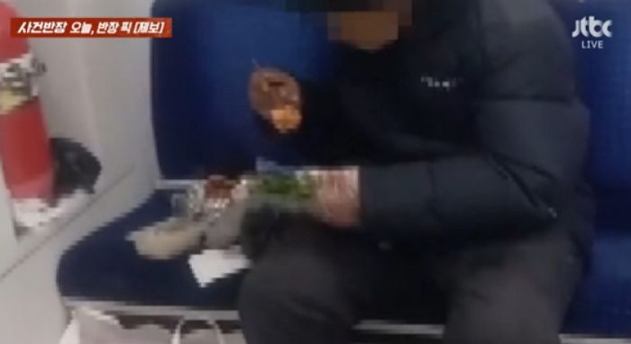“노약자석에서 상추쌈 싸 먹어”... 공항철도 지하철에서 목격된 ‘상추쌈 빌런’ (영상)