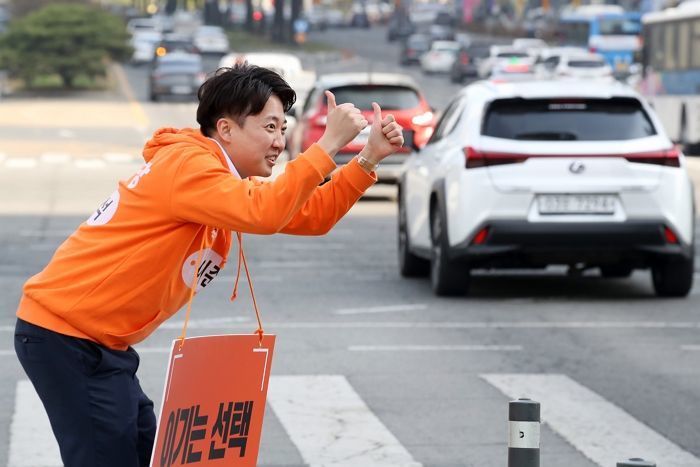 “안철수 의원님 말 잘하시네”... 연일 ‘앙숙’ 칭찬하는 이준석의 속내