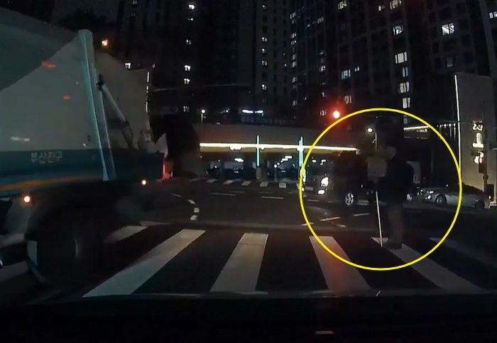 보행신호 종료된 횡단보도 건너는 ‘시각장애인’ 발견하고 한걸음에 달려가 도와준 부부 (영상)