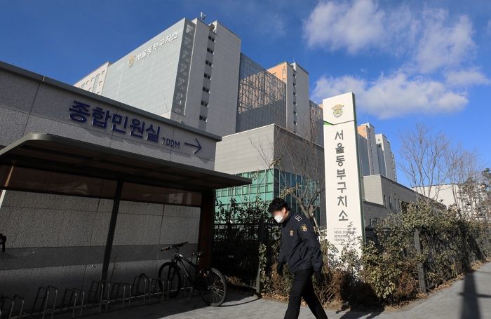 교도관 얼굴에 ‘침’ 뱉었다가... 징역 1년 추가 선고받은 수형자