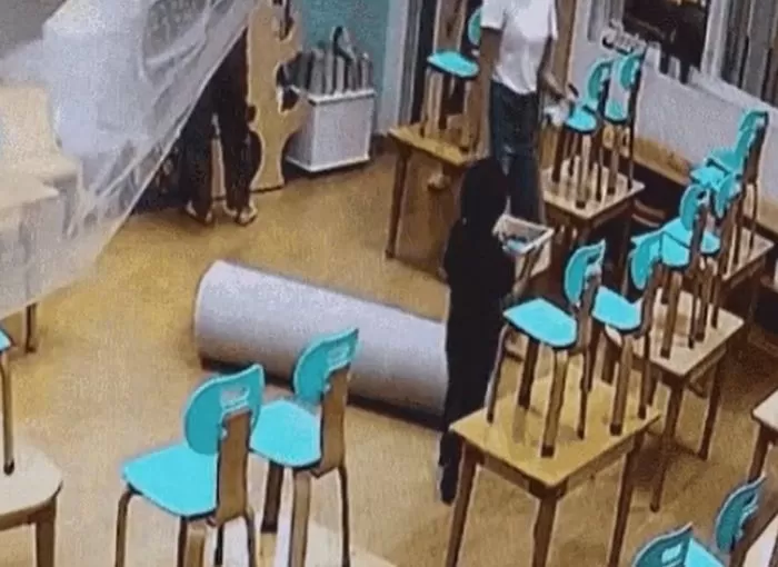 뒷정리 도와주는 기특한 아이 덕분에 퇴근 늦어진 유치원 선생님 (레고 대참사 영상)