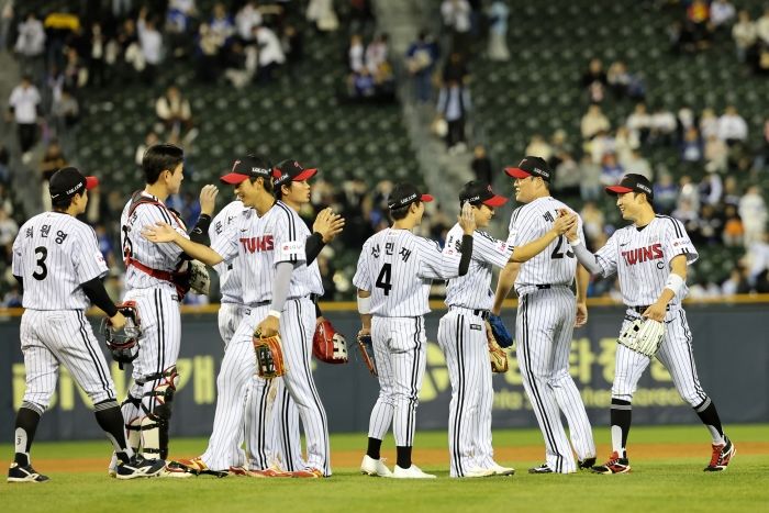 롯데 4연승, 한화 5연승 기록하며 2·3위로 도약... 순위 요동치고 있는 KBO