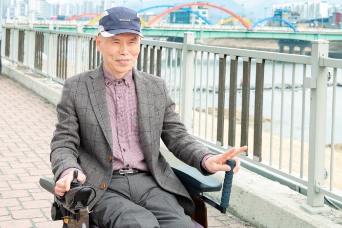생계급여 아껴서 1억5000억 기부... 휠체어 타고 봉사 이어가고 있는 ‘올해의 장애인’ 이병길씨