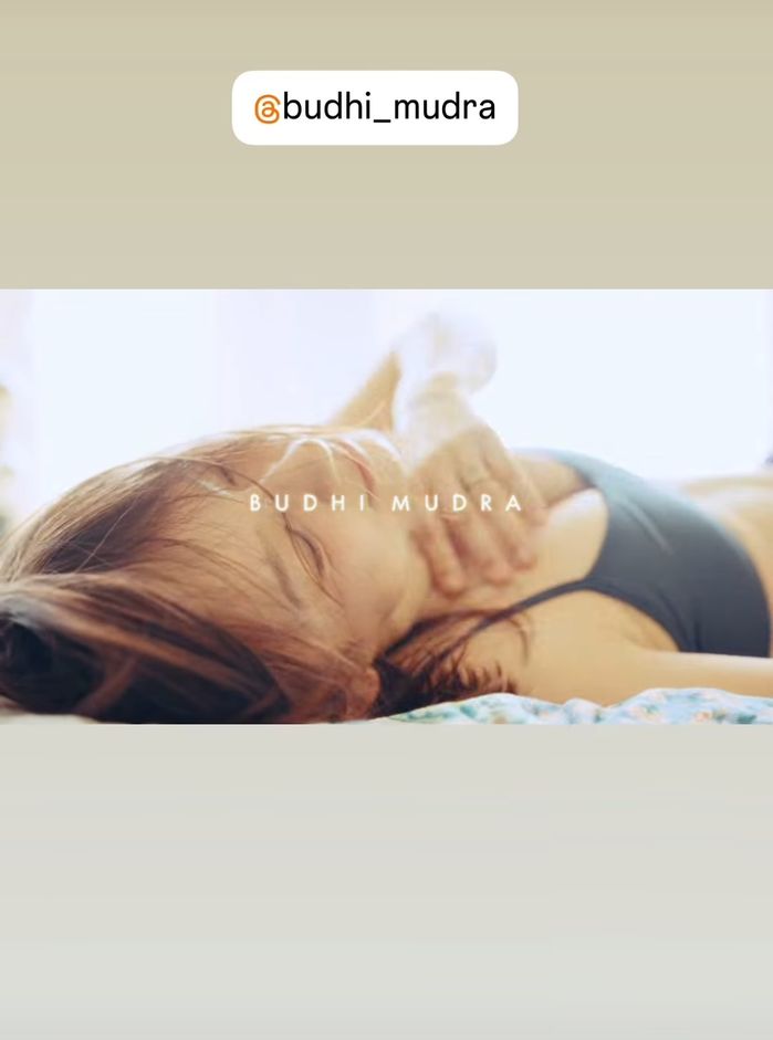 민소매 입고 침대 위서 섹시美 뽐낸 이효리... 은은한 매력 뽐내
