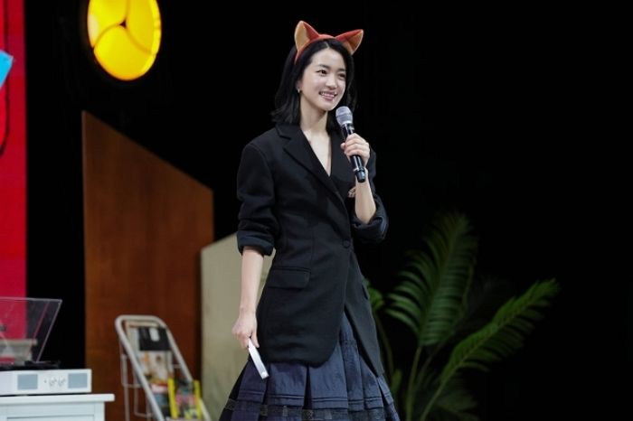 “시작부터 끝까지 혼자서 무대 채웠다”... 데뷔 후 첫 단독 팬미팅 한 김태리, 비하인드 컷 공개