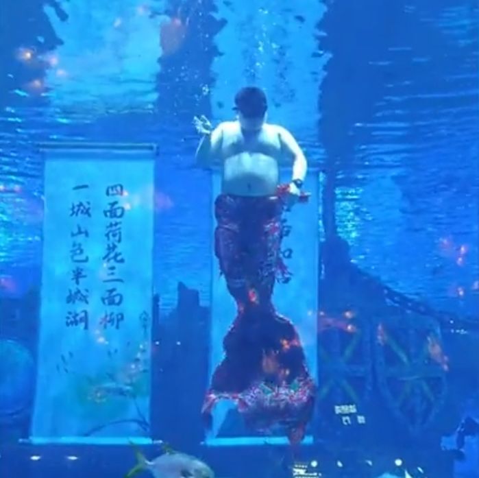아이들 동심 파괴시킨 어느 아쿠아리움 ‘뚱보 인어’... 살 흔들며 유영해 (영상)