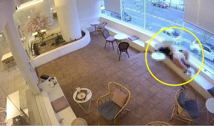 카페 올 때마다 '애정행각'하던 커플... 경고에도 소용없자 'CCTV 공개'한 사장님