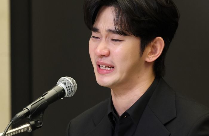 ‘미성년자 교제 의혹’ 김수현, 광고주에 30억원대 피소