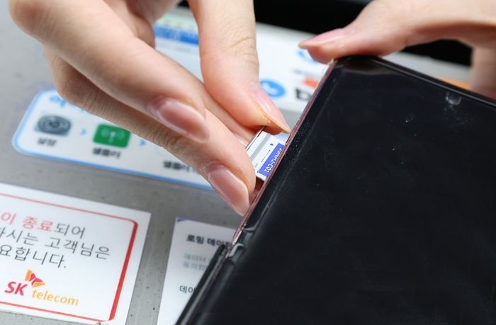 SKT '유심 대란'에 속타는 알뜰폰 가입자 184만명... 