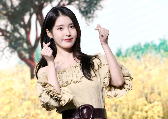 아이유, ‘폭싹’ 어린 애순 아역배우 백상 드레스 골라줘... 헤어+메이크업 지원까지