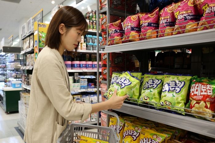 바나나킥 동생 ‘메론킥’, 데뷔하자마자 존재감 발산... 출시 9일 만에 과자 판 흔들었다