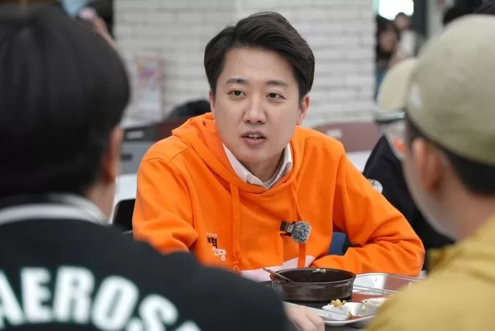 이준석 개혁신당 대선 후보가 29일 경기 고양시 한국항공대학교를 찾아 학생들과 학식을 먹으며 대화하고 있다. / 이준석 캠프