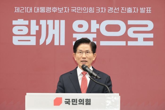 ‘턱걸이 6개’ 김문수, 한동훈은 “30개 한다”... 지지자들 “민주당 입 닫게 쇼츠 올리자”