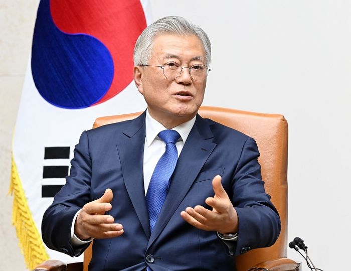文 전 대통령, ‘뇌물죄’ 기소한 검사들 공수처에 고발... “직권 남용”